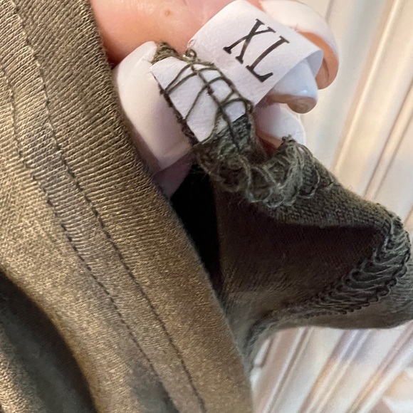 Batwing style oversize top. - Picture 4 of 5